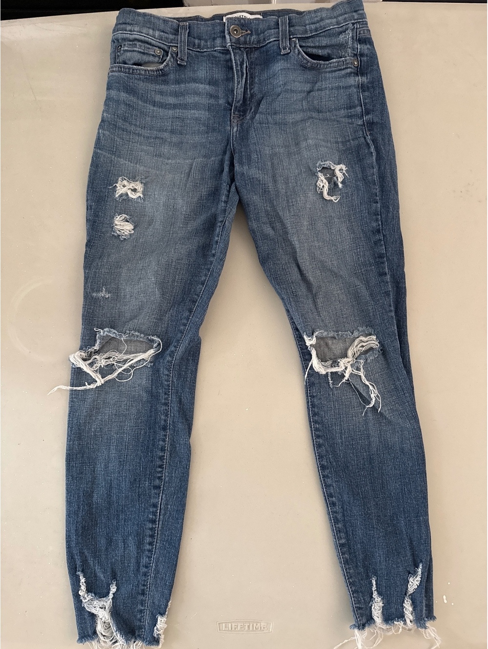 Pistola midrise, distressed women’s jeans size 28